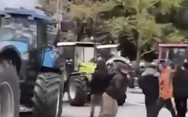 Θεσσαλονίκη - «Πάτα τον»: Η στιγμή που τρακτέρ κάνει όπισθεν με ταχύτητα προς τα ΜΑΤ - Δείτε βίντεο