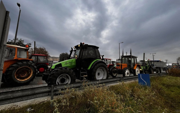 Οι αγρότες κατεβαίνουν με τα τρακτέρ στην Αθήνα (βίντεο)