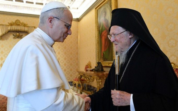 Ο Οικουμενικός Πατριάρχης Βαρθολομαίος υποδέχτηκε τον Πάπα Λέοντα ΙΔ’ στο Φανάρι - Δείτε ζωντανά