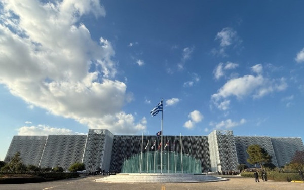 ΥΠΕΘΑ: Διαψεύσει δημοσιεύματα περί πώλησης του κτιρίου του Πολεμικού Ναυτικού στην Πλατεία Κλαυθμώνος