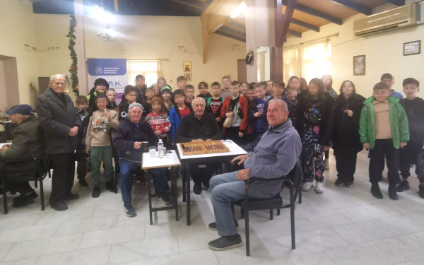 Κατερίνη: Παιδιά δημοτικού «φέρνουν το πνεύμα των Χριστουγέννων» στο ΚΑΠΗ