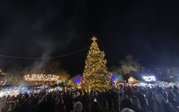 Πλήθος κόσμου στη φωταγώγηση του Χριστουγεννιάτικου δέντρου στο «Χωριό των Μαγεμένων»  (βίντεο)