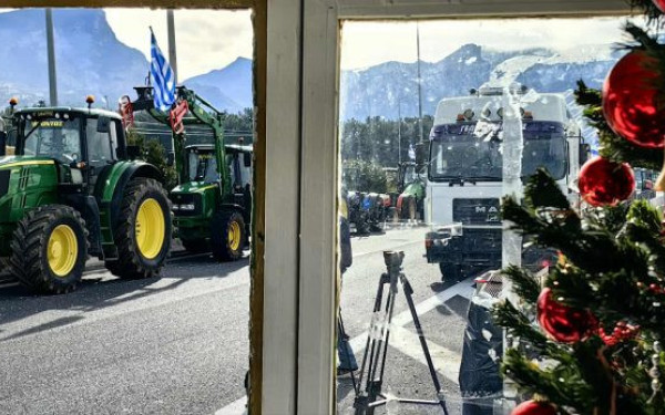 Αχαΐα: Αγρότες στόλισαν χριστουγεννιάτικο δέντρο στο μπλόκο - «Θα κάνουμε γιορτές στους δρόμους»