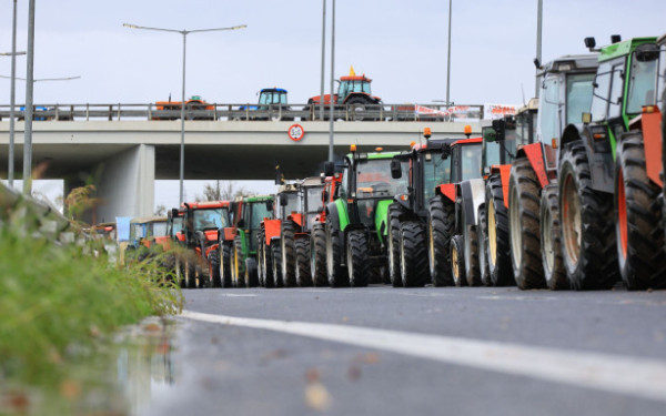 Κλιμακώνονται οι κινητοποιήσεις αγροτών και κτηνοτρόφων - Μπλόκα, αποκλεισμοί και εντάσεις σε όλη τη χώρα