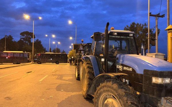 Θεσσαλονίκη: Ανυποχώρητοι οι αγρότες στα Πράσινα Φανάρια - Σήμερα η κρίσιμη σύσκεψη για νέες κινητοποιήσεις