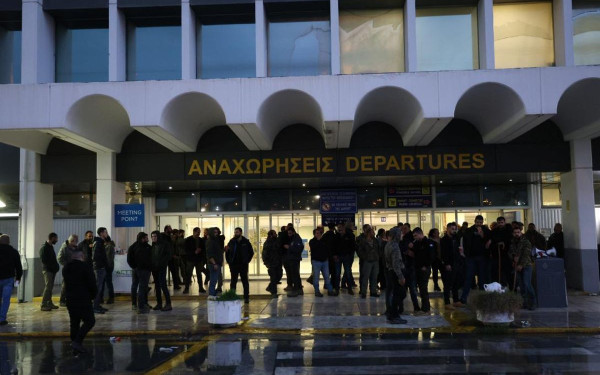 Κρήτη: Έκλεισαν ξανά το αεροδρόμιο του Ηρακλείου οι αγρότες - Καταγγέλλουν ότι «αστυνομικοί μάς πυροβολούσαν με πλαστικές σφαίρες» (βίντεο)