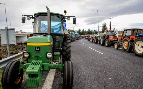 Αγροτικές κινητοποιήσεις: Τρακτέρ σε μπλόκα και αποκλεισμοί δρόμων ενόψει της συνάντησης με τον πρωθυπουργό