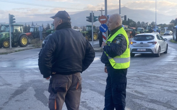 Θεσσαλονίκη: Σε θέση… τροχονόμων και οι αγρότες στα Πράσινα Φανάρια - Ζητούν από οδηγούς να περάσουν από τον φραγμό της ΕΛΑΣ (βίντεο)