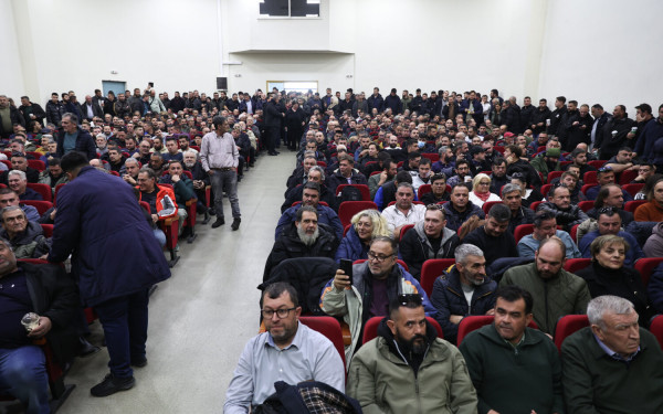 Λάρισα: Στο κατάμεστο Πολιτιστικό Κέντρο Νίκαιας ξεκίνησε η πανελλαδική σύσκεψη των αγροτών – Δείτε βίντεο και εικόνες