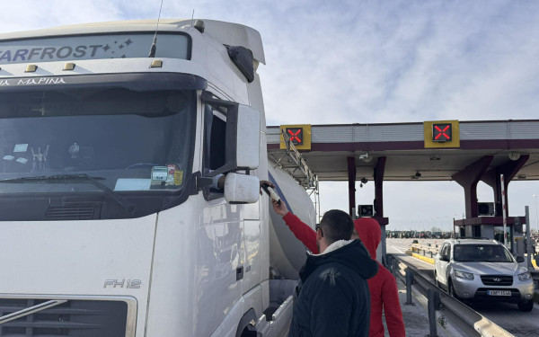 Θεσσαλονίκη: Οι αγρότες των Μαλγάρων μοίρασαν ρύζι και ζήτησαν τη στήριξη των οδηγών (βίντεο)