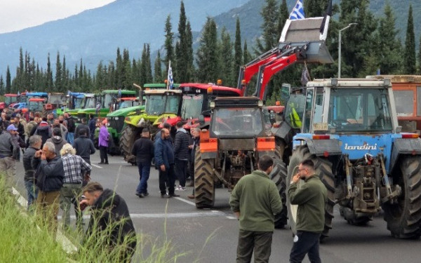Θεσσαλία: Οι αγρότες ενισχύουν το μπλόκο της Νίκαιας - Παραμένει κλειστή η εθνική οδός Αθηνών - Θεσσαλονίκης