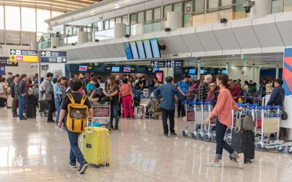 Ιταλία: Τεράστιες αυξήσεις στα αεροπορικά εισιτήρια για τους Ιταλούς φοιτητές ενόψει των εορτών