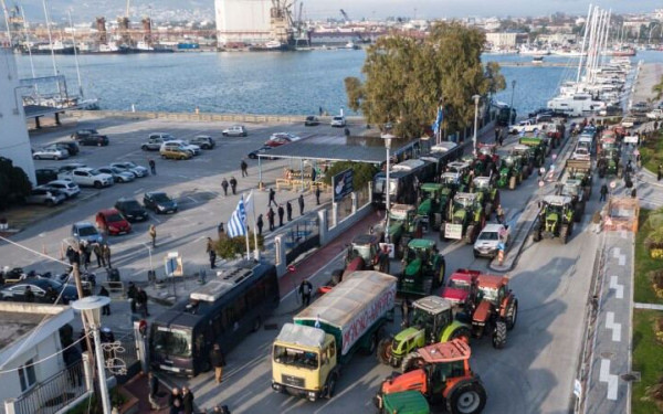Στο λιμάνι του Βόλου αγρότες και αλιείς: Μπλόκο από στεριά και θάλασσα - Ισχυρή αστυνομική παρουσία (βίντεο)