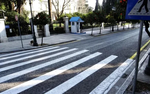 Τροχαίο ατύχημα έξω από το Μέγαρο Μαξίμου: Οδηγός ΙΧ παρέσυρε ηλικιωμένο και κατέληξε σε δέντρο