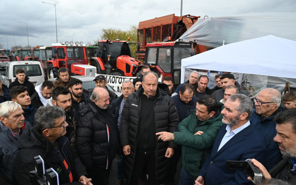 Στα μπλόκα των αγροτών κλιμάκιο του ΠΑΣΟΚ-ΚΙΝΑΛ