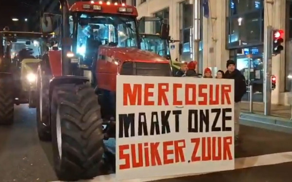 Ευρωπαϊκή κρίση στην αγροτική πολιτική: Χιλιάδες αγρότες και τρακτέρ «κλείνουν» τις Βρυξέλλες (βίντεο)