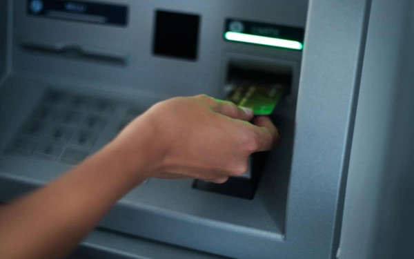 ΕΚΠΟΙΖΩ: Να επιβληθούν οι κυρώσεις για την πρακτική των παράνομων χρεώσεων στους λογαριασμούς καταθέσεων