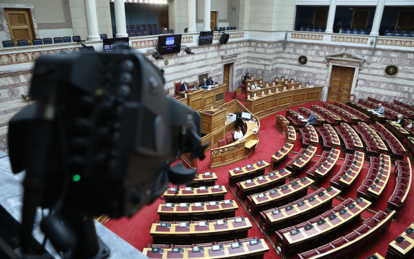 Εσωκομματικό «σήμα» στη ΝΔ: Πέντε βουλευτές ζητούν αναθεώρηση του επιτελικού κράτους και ενίσχυση του ρόλου της Βουλής