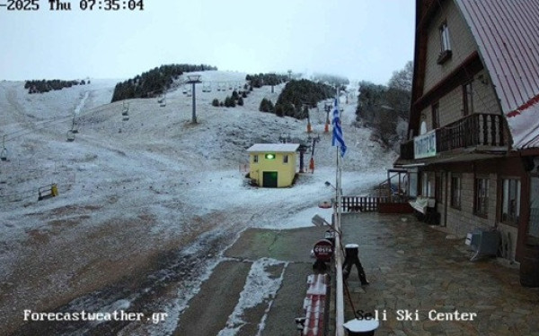 "Λευκά" Χριστούγεννα στο Σέλι - Έπεσαν τα πρώτα χιόνια στο χιονοδρομικό