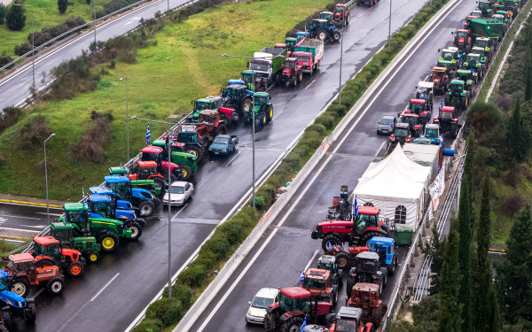 Βόρεια Ελλάδα: Πού άνοιξαν τους δρόμους οι αγρότες και ποια σημεία εξακολουθούν να είναι αποκλεισμένα