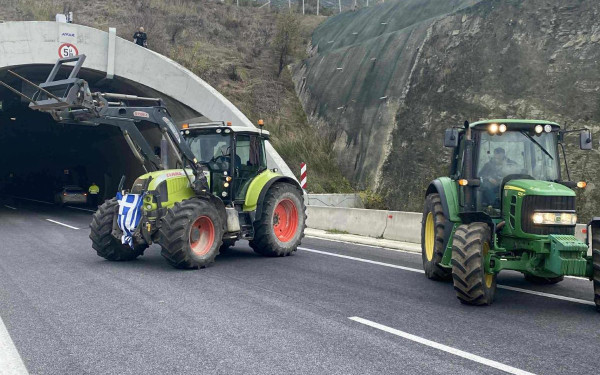 Οι αγρότες άνοιξαν την σήραγγα των Τεμπών - Η ΕΛΑΣ είχε απαγορεύσει τη διέλευση ΙΧ (βίντεο)