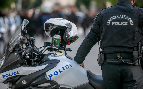 Κιλκίς: Βίντεο - ντοκουμέντο με την παράσυρση αστυνομικού - Πιάστηκε από το καπό του αυτοκινήτου
