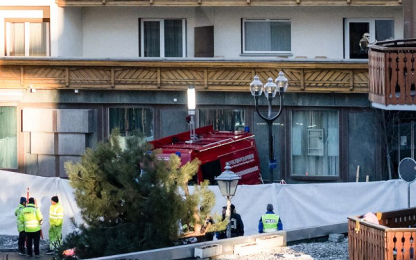 Το ελβετικό δικαστήριο διέταξε την παραμονή υπό κράτησης του συνιδιοκτήτη του μπαρ στο Κραν-Μοντανά