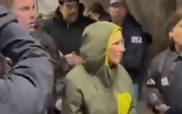 Οι πρώτες εικόνες της συζύγου του Μαδούρο μετά την σύλληψή της από τις Αμερικανικές αρχές (βίντεο)