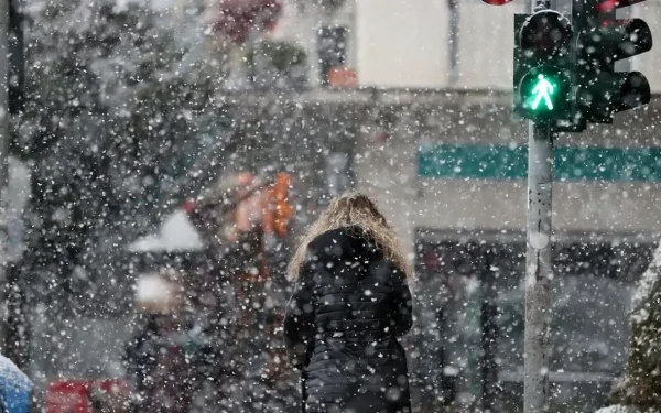 Kαιρός: Πτώση της θερμοκρασίας - Χιονίζει στη Θεσσαλονίκη (βίντεο)