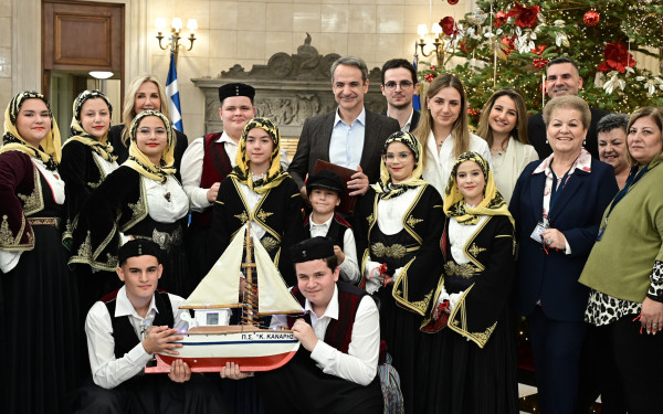 Kάλαντα της Πρωτοχρονιάς: Ποιοι θα τα πουν στο Μέγαρο Μαξίμου και στους πολιτικούς αρχηγούς των κομμάτων