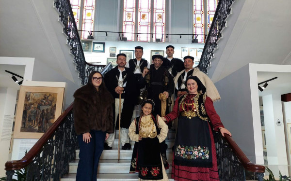 Θεσσαλονίκη: Τα παραδοσιακά κάλαντα των Γρεβενών ήχησαν στο ΥΜΑΘ (βίντεο)