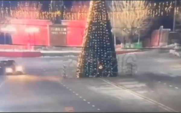 Καζακστάν: Οδηγός έκανε φιγούρες σε πλατεία και γκρέμισε το 12μετρο χριστουγεννιάτικο δέντρο (βίντεο)