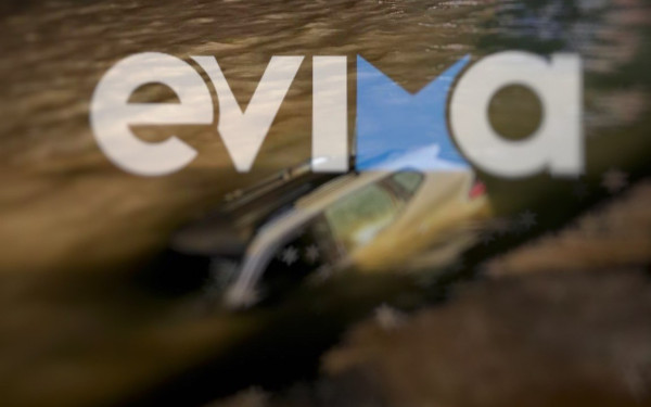 Εύβοια: Αυτοκίνητο με 4 άτομα έπεσε στη θάλασσα, στο λιμάνι Νέων Στύρων