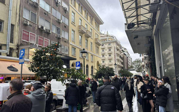 Θεσσαλονίκη: Η βροχή «φρέναρε» το γλέντι της παραμονής Χριστουγέννων στη Βασιλέως Ηρακλείου - Δείτε φωτογραφίες και βίντεο