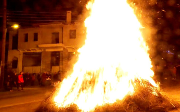 Υποδέχτηκαν τα Χριστούγεννα στη Σιάτιστα: Άναψε η πρώτη εστία φωτιάς - Αναβιώνει το έθιμο της Kλαδαριάς