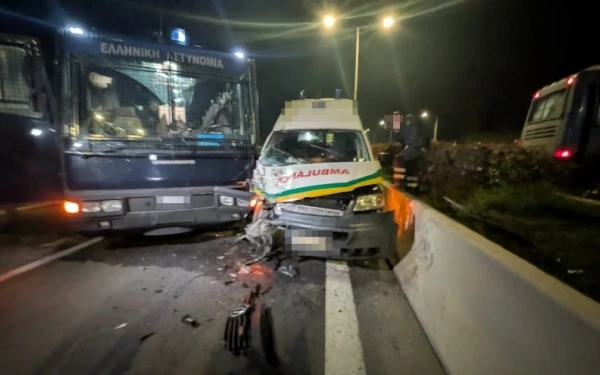 Σοβαρό ατύχημα στον Πλατύκαμπο Λάρισας: Ασθενοφόρο έπεσε πάνω σε κλούβα της Αστυνομίας