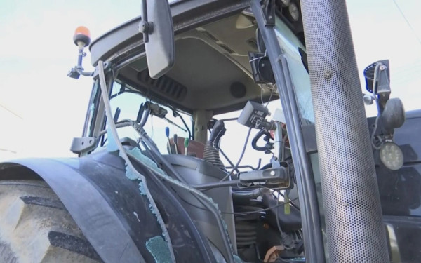 Κιλκίς: Μηχανοκίνητη πορεία διαμαρτυρίας αγροτών στο κέντρο - Έριξαν άχυρο, καλαμπόκι και βαμβάκι στην είσοδο του γραφείου του Γ.Γεωργαντά