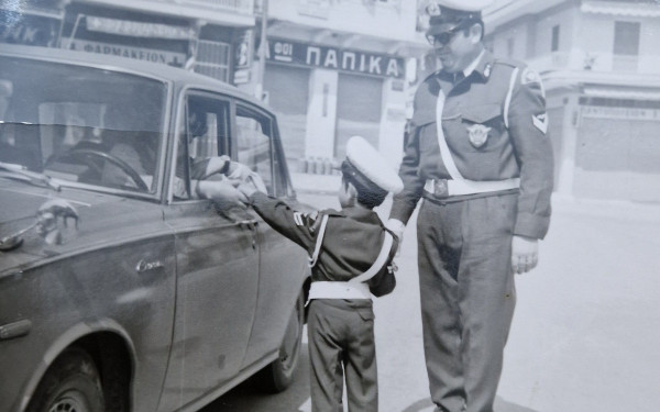 Θεσσαλονίκη: Ο πρώτος σκιέρ τροχονόμος, το «βαρέλι» των γιορτών και η εξαφάνισή τους