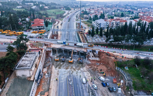 Ανοιχτή η γέφυρα Πανοράματος που... κατεδαφίζεται