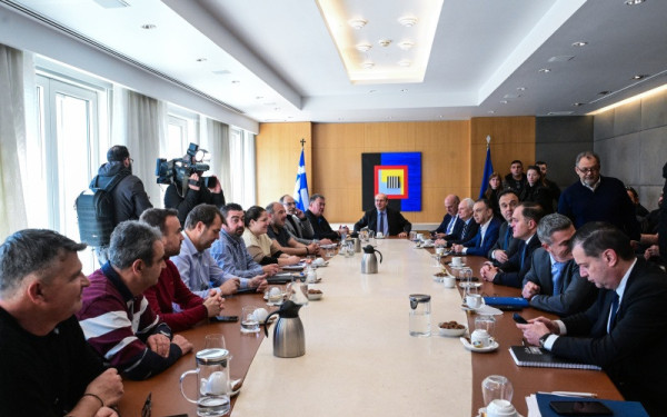 Ολοκληρώθηκε η συνάντηση Χατζηδάκη και Τσιάρα με τους εκπρόσωπους των αγροτικών μπλόκων
