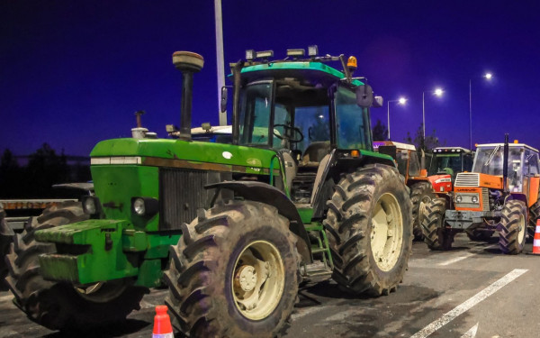 Αγρότες: «Έφοδος» στο κέντρο των Τρικάλων και κλειστοί δρόμοι σε Αιτωλοακαρνανία (βίντεο)