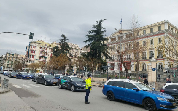 Θεσσαλονίκη: «Χειρόφρενο» από τα ταξί – 24ωρη απεργία και μηχανοκίνητη πορεία σε αεροδρόμιο «Μακεδονία» και ΥΜΑΘ (βίντεο)