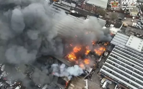 Βρετανία: Μεγάλη φωτιά σε εργοστάσιο στο Γουλβερχάμπτον - Πάνω από 100 πυροσβέστες στη μάχη με τις φλόγες (βίντεο)