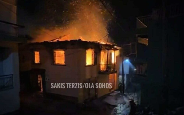 Θεσσαλονίκη: Τραγικό τέλος στην πυρκαγιά σε σπίτι στον Σοχό - Βρέθηκε απανθρακωμένη σορός ηλικιωμένης (βίντεο)