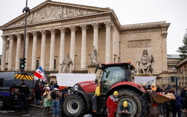 Γαλλία: Αγρότες αποκλείουν δρόμους του Παρισιού, διαμαρτυρόμενοι κατά της εμπορικής συμφωνίας ΕΕ-Mercosur -