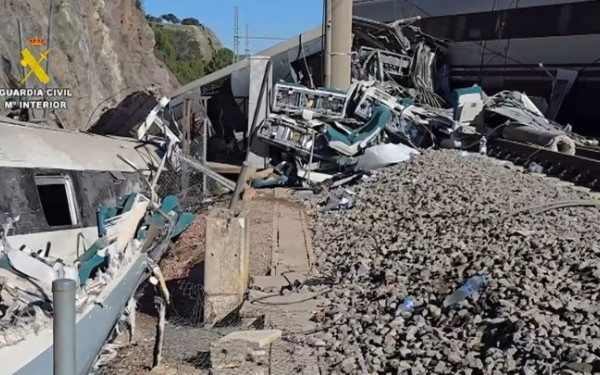Ισπανία: Στους 45 οι νεκροί από τη σύγκρουση τρένων στο Αδαμούθ