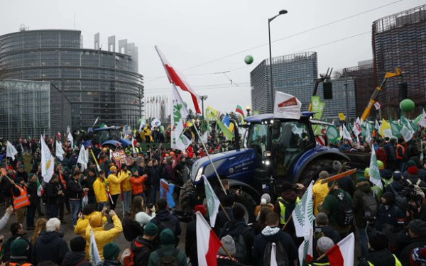 «Πολιορκία» αγροτών στο Στρασβούργο: 5.500 παραγωγοί διαμαρτύρονται κατά της συμφωνίας Mercosur (βίντεο)