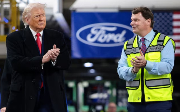 ΗΠΑ: Ο Τραμπ σήκωσε το μεσαίο δάχτυλο σε εργαζόμενο που φέρεται να ανέφερε τον Έπσταϊν (βίντεο)