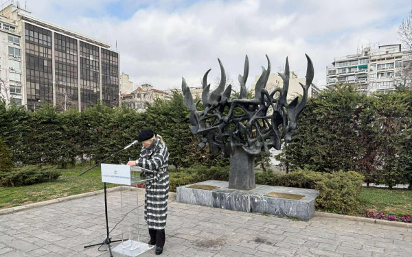 Στο Μνημείο Ολοκαυτώματος των Εβραίων στην Πλατεία Ελευθερίας υψώνεται το μήνυμα «ποτέ ξανά»