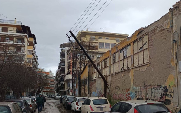 Κεντρική Μακεδονία: Οι θυελλώδεις άνεμοι ξήλωσαν δεκάδες δέντρα - Ξηλώθηκε η στέγη στην «Αλυσίδα» - Προβλήματα στους δρόμους